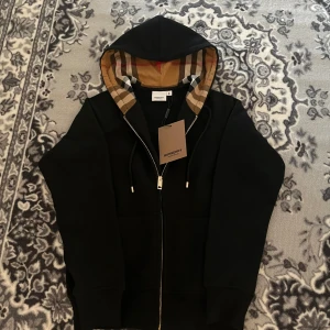 Burberry zip - Storlek M, men kan passas som S, helt ny, oanvänd, om ni har några funderingar så kan ni bara skriva till mig ✍️