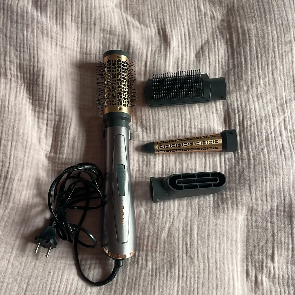 Säljer en Babyliss varmluftsborste i silver och guld med flera utbytbara tillbehör. Väldigt sparsamt använd! Blir så fint om man har layers eller vill ha fina bouncy curlsss! Perfekt för att styla håret med olika borsthuvuden och en konisk locktillsats. Den har en sladd med EU-kontakt.. Asusteet.
