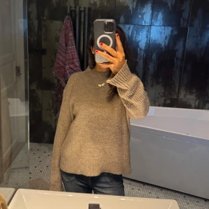 Beige stickad tröja - Mysig beige stickad tröja med normal passform och långa ärmar. Perfekt för kyligare dagar och enkel att matcha med jeans eller kjol.💕