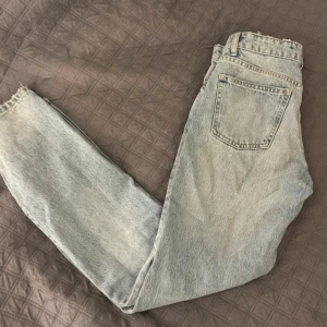  jeans  - Säljer ett par ljusblå jeans från Zara i klassisk femficksmodell. De har en låg midja och en rak passform som ger en tidlös look. Perfekta för en avslappnad stil, använt några gånger bara ser ut som nya 