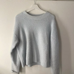 Ljusblå stickad tröja - Mysig ljusblå stickad tröja. Enkelt och stilrent plagg som passar till det mesta. Ska flytta snart så vill gärna bli av med allt så fort som möjligt (pris kan diskuteras)💕