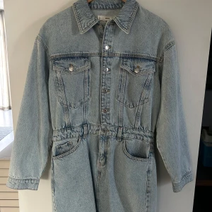 Jeansklänning från mango - Snygg jeansklänning, ny med prislapp på. Säljer då den aldrig kommit till användning. Vid fler frågor är det bara att höra av sig!:)