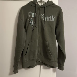 Grön hoodie från von studio  - Säljer en grön hoodie från Von Studio! Väldigt sällsynt tröja då Von studio har lagt ner och tröjan säljs inte längre! Hör av er vid intresse! Pris går att diskutera!