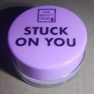 Stuck On You Eye Primer från The Beauty Crop - Säljer en ögonprimer 'Stuck On You' från The Beauty Crop. Den kommer i en söt lila burk och är perfekt för att få din ögonskugga att sitta hela dagen. Cruelty-free och vegansk produkt.