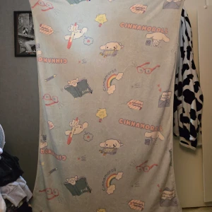 Cinnamoroll filt - Söt cinnamoroll filt köpt från kawaii.se. nypris ca 300kr