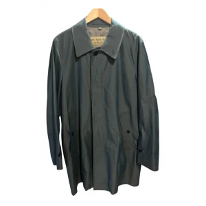 Burberry trenchcoat - Snygg blå rock / trenchcoat från Burberry med klassiskt rutigt foder. Perfekt för en stilren look. Bra skick. Modell Camden. Nypris 18.000kr