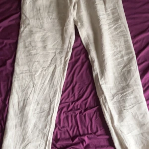 Beige linnebyxor - *priset är ej hugget i sten!* Snygga beige linnebyxor perfekta för varma dagar. Byxorna har en avslappnad passform och är tillverkade i ett lätt och luftigt material. De har en elastisk midja för extra komfort.