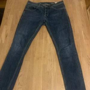 Dondup george jeans - Nypris: 3000  I  Mitt pris: 784                                     inga flåckar eller hål. W32/32 säljer pga för små