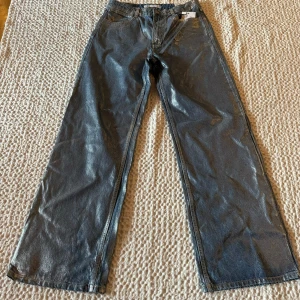Silver jeans från zara  - Snygga silver jeans med en klassisk design från zara. Jeansen är aldrig använda och har en rak passform som går att styla till mycket. De har fickor fram och bak samt en knapp och dragkedja i midjan. 