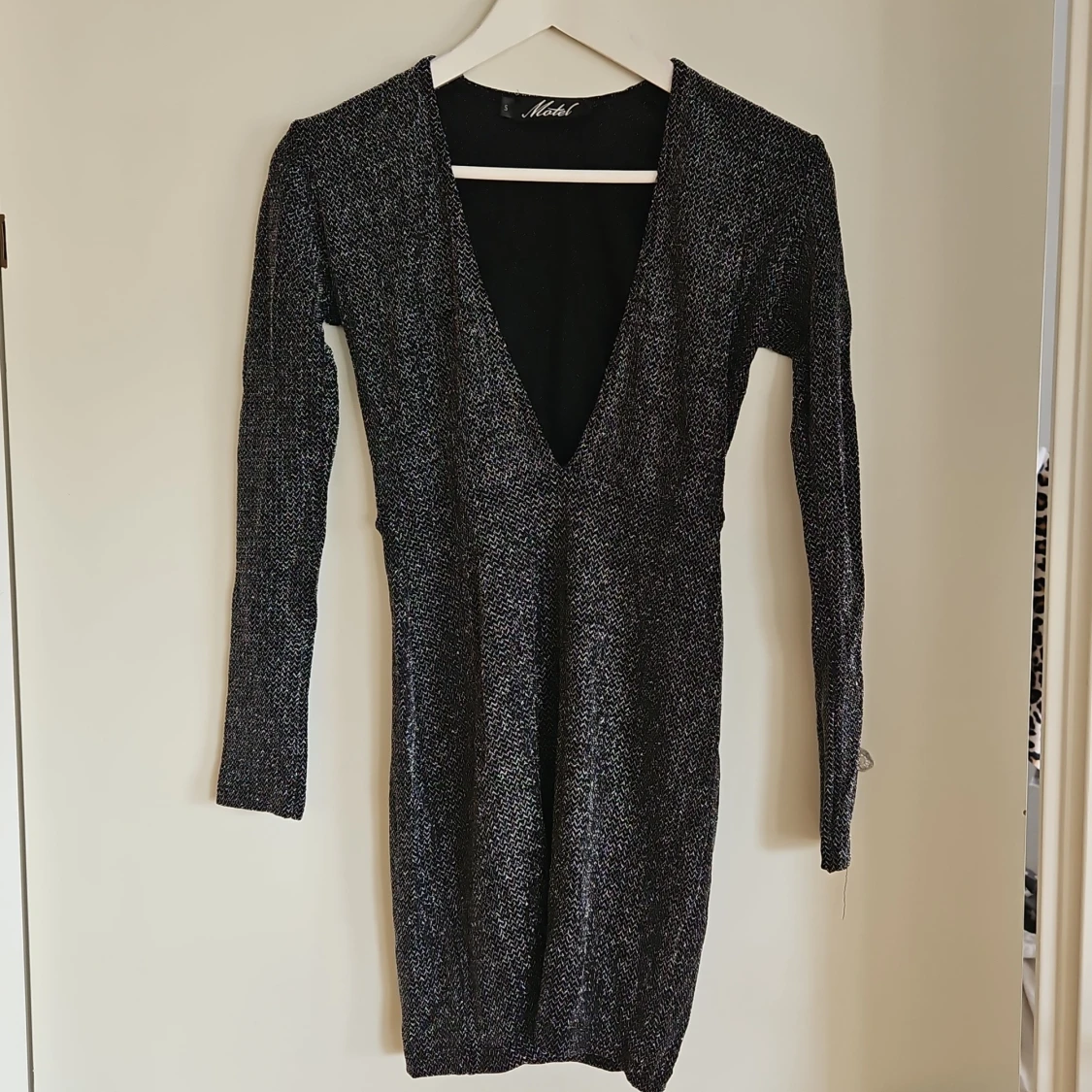 Svart glittrig klänning från Motel - 1