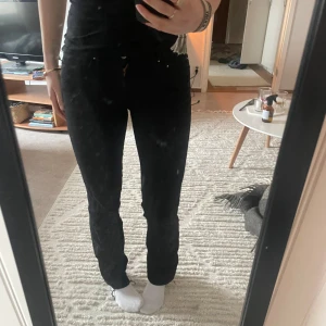 Svarta jeansbyxor - Snygga raka jeans som tyvärr är lite för små för mig som är 170 skulle säga att det är storlek s/xs. Jag har själv sorterat upp dem i benen så att dom ska bli lite längre där av lite trådar