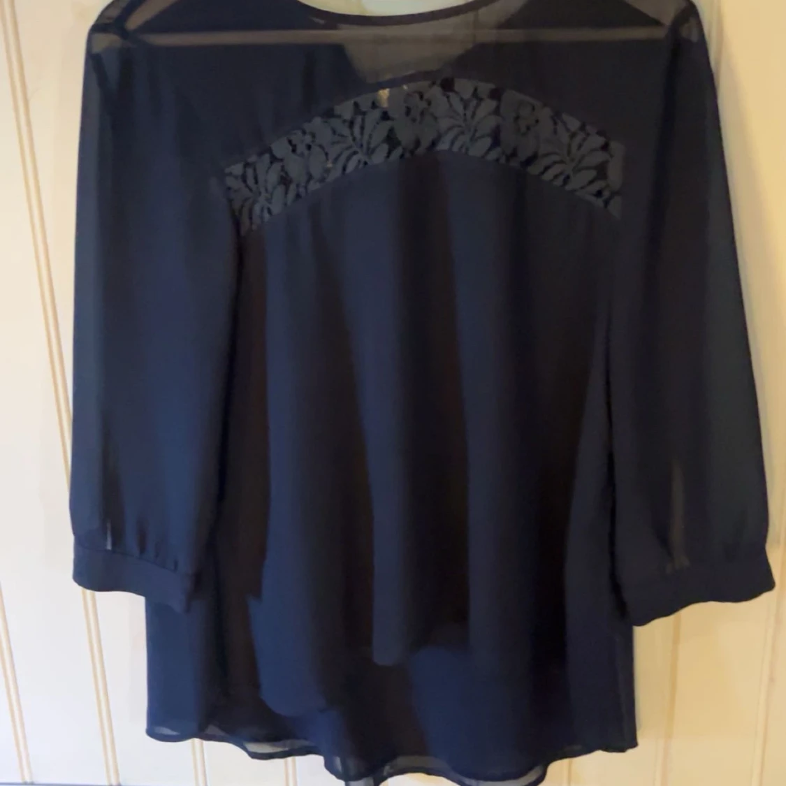 Svart blus med spetsdetaljer