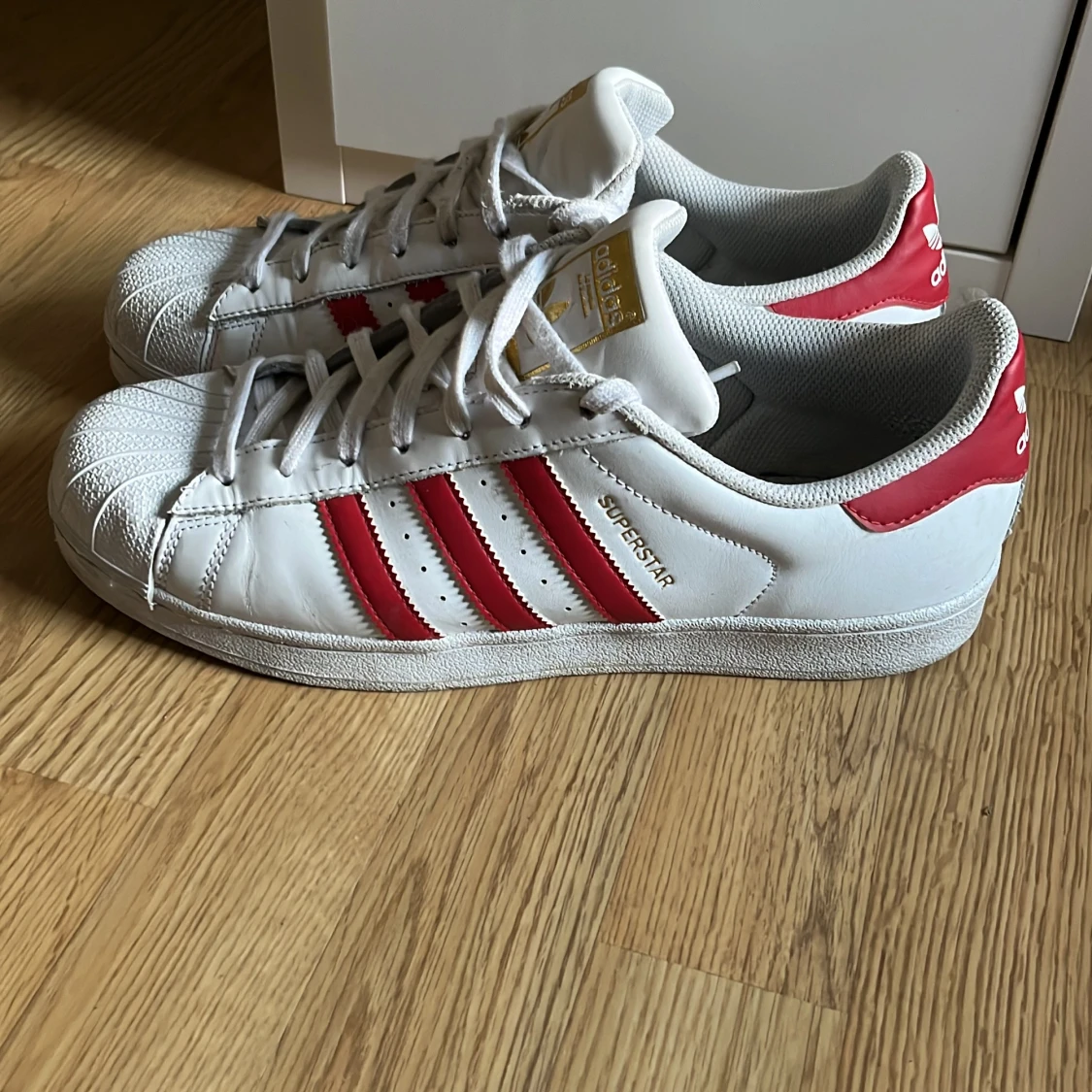 Adidas Superstar sneakers i vitt och rött