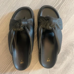 Sandaler - Säljer dessa jättesnygga svarta sandaler så de tyvärr är för små för mig. Från H&M, storlek 39, aldrig använda☺️💕