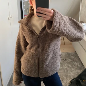 Teddyjacka hm - Teddyjacka från hm som endast är använd 1 gång då jag har en likadan, så i nyskick💞 perfekt nu till våren