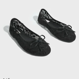 Ballerina skor i spets  - Söta ballerina skor i spets ifrån Nelly. Aldrig använda och skokartongen kvar. Säljer då dom tyvärr var för stora för mig. 