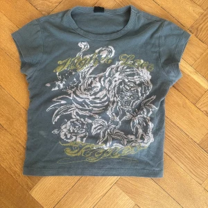 Grå croppad  t-shirt med tryck från Urban Outfitters💕 - Grå croppad t-shirt från Urban Outfitters💕