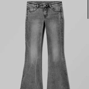 Grå bootcut jeans - Säljer dessa grå bootcut jeans som är ganska mid waist på mig som är 162 cm. Köpta på hm. Kontakta mig privat vid frågor eller intresse💓