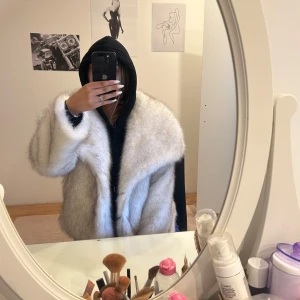 Vit pälsjacka - Säljer en fluffig och elegant vit pälsjacka. Helt ny då den inte har kommit till användning. Nypris 1000kr