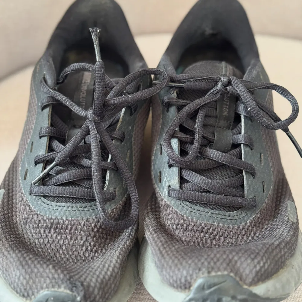 Säljer ett par svarta Nike sneakers med snörning och en bekväm sula. Skorna är ganska slitna och litet hål framtill på höger fot.. Kengät.