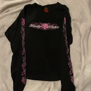  långärmad med y2k mönster - jättefin långärmad med snyggt mönster som sitter figursytt!