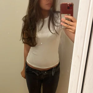 Tajt T-shirt - Säljer en enkel och stilren vit kortärmad topp från ginatricot. Den är sitter tajt och är stretchigt tyg❤️