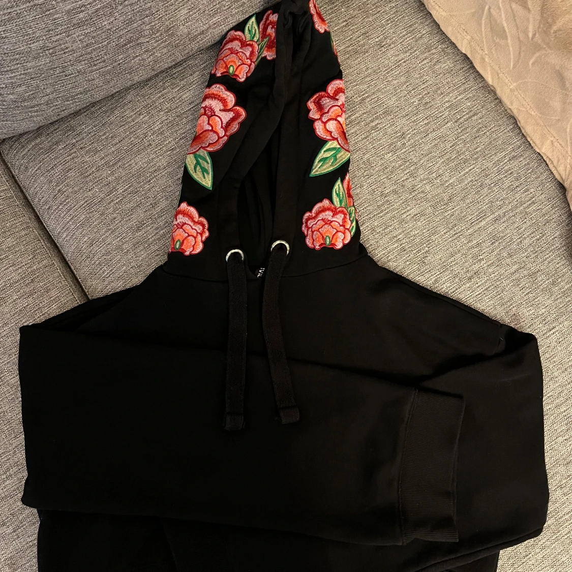 Croppad hoodie med broderade blomtryck