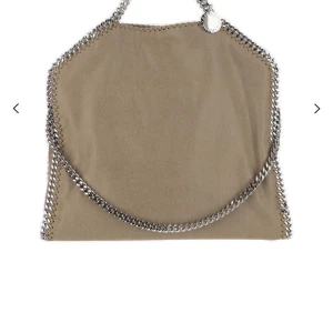 Stella McCartney Falabella fold over bag - Jag säljer min Stella McCartney väska. Den är köpt 2021 och nypris går för ca 10000kr. Jag har äktehetsbevis. Den är sparsamt använd men har några defekter. Kan skicka bild på defekterna och väskan i dm🥰 