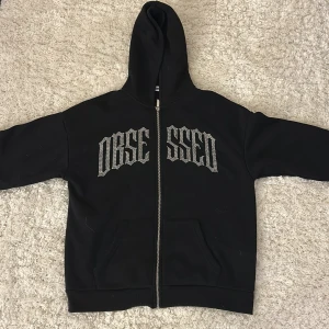 Svart hoodie från New Yorker/FB sisters  -  svart hoodie från New Yorker med texten 'OBSESSED'