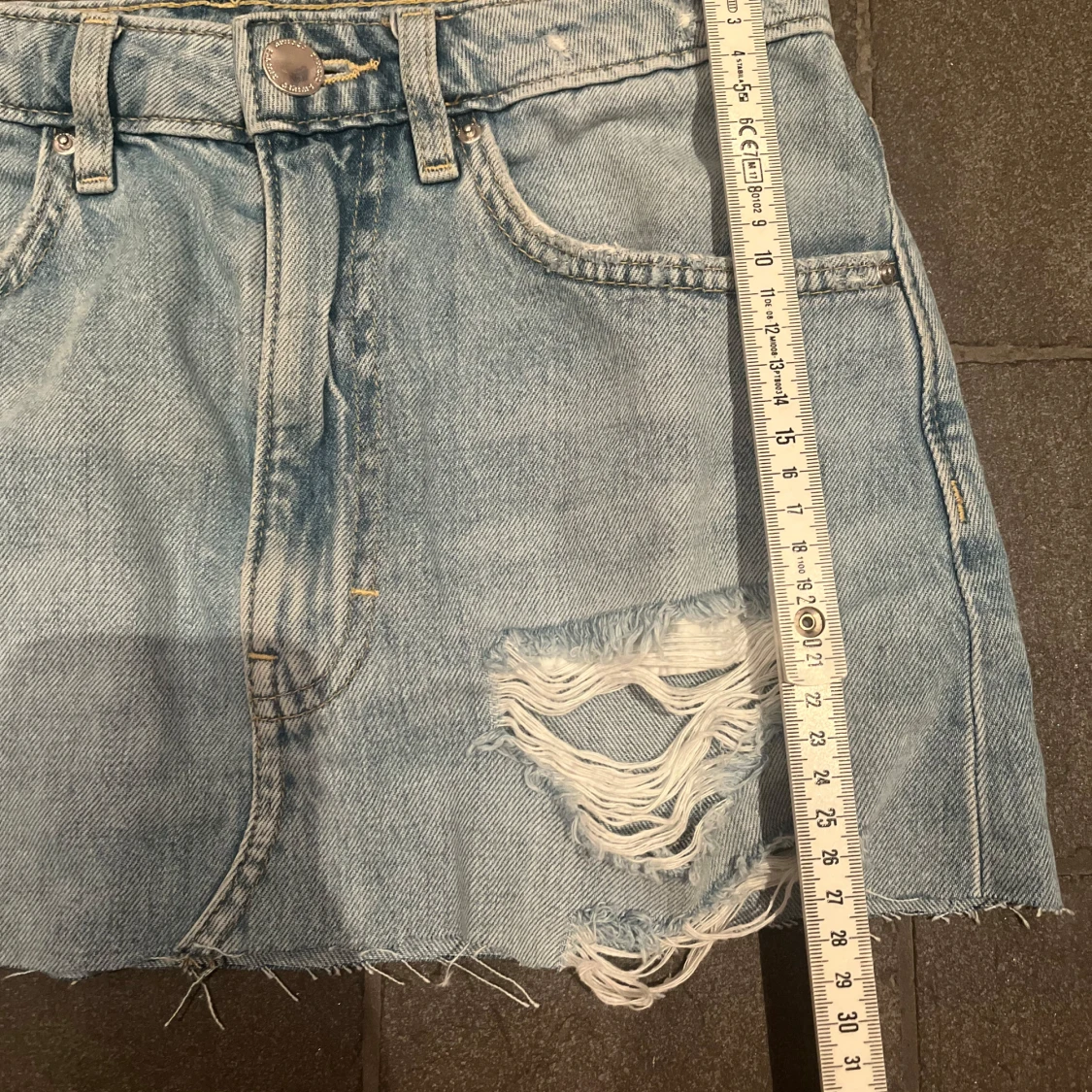 Jeanskjol med hål💋 - 2