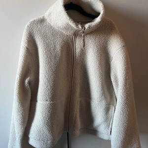 Vit teddyjacka med dragkedja - Mysig vit teddyjacka med dragkedja framtill. Superfint skick och inte använd mycket alls! 🩷Storlek L men funkar på de flesta om man vill ha en liten oversized look. 