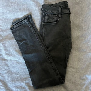 Replay anbass jeans  - Säljer ett par svarta anbass jeans som är i ett bra/mycket skick. Priset är 650kr, det är bara höra av sig vid minsta fundering😁