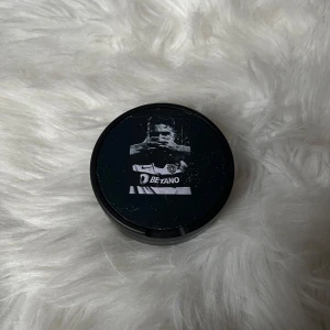 Svart förvaringsdosa med valfri design  - Viktor Gyökeres målgest - dosan✨ Perfekt för att förvara småsaker eller som en dekorativ detalj. 