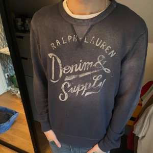 Sweatshirt från Ralph Lauren - Säljer denna sweatshirt från Ralph Lauren med tryck 'Denim & Supply' på framsidan. Riktigt bra skick, storlek M, men passar även S.