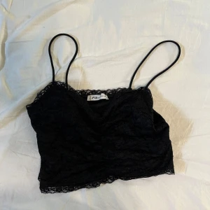 Fint spetslinne från newyorker  - Säljer detta fina spettslinne från new yorker. Fin i passformen och ganska croppad! Storlek M men passar som en S. Perfekt som en festtopp!