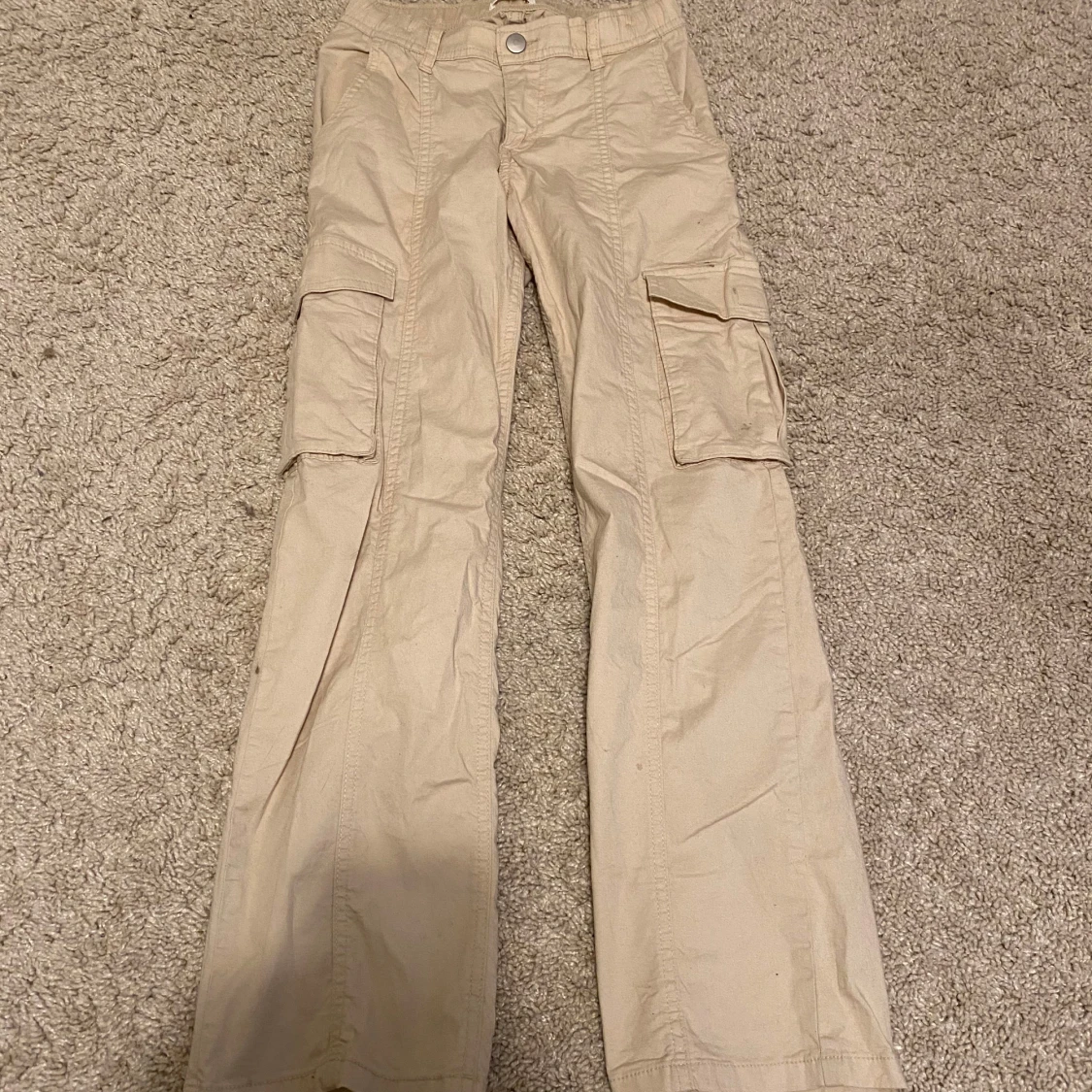 Beige cargobyxor från Lindex