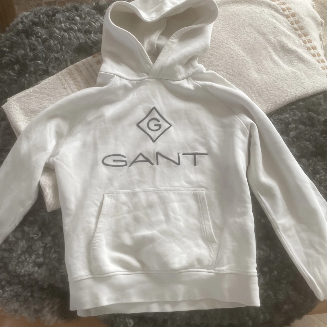 Vit hoodie från GANT