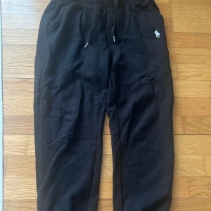 Svarta mjukis dress från Ralph Lauren - Helt nytt utan prislapp har endast testats. Storleken är ganska liten så jag skulle säga att den passar en liten M eller S. Mjukis byxorna och tröjan går att säljas separat.  Mjukisbyxor 350 Tröjan 350  Hela sättet tillsammans 600