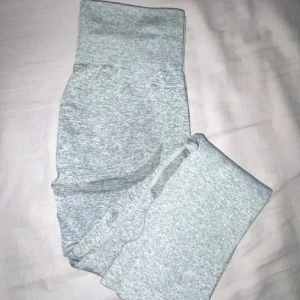 Träningstights - Ett par gråa träningstights med ”skuggor” som formar jättefint. Säljer då jag måste rensa min garderob och har redan massa träningsbyxor som jag använder mer. ❤️Skriv om ni har frågor eller vill ha fler bilder❤️