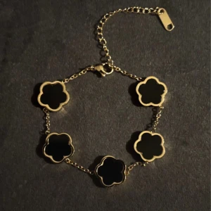 Armband - Nu säljer jag mitt helt nya och oanvända fyrklövs armband. Armbandet är rostfritt. Skriv gärna vid intresse eller funderingar 💗