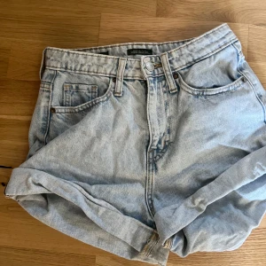 Ljusblå jeansshorts från Wild Fable - Säljer ett par ljusblå jeansshorts från Wild Fable. De har en klassisk femficksdesign och är uppvikta vid benen. Perfekta för en avslappnad stil. S/XS
