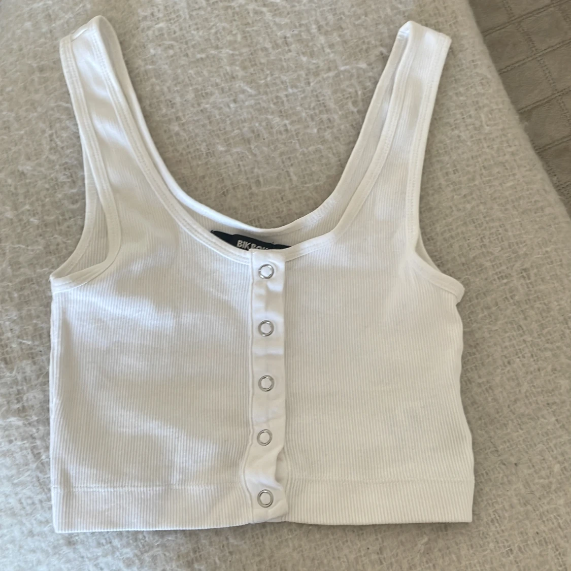 Vit ribbad linnetopp från Bik Bok