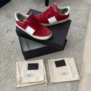Valentino flycrews  - Säljer ett par valentino flycrews som är extremt eftertraktade skor! Färg: röd, skorna är i väldigt fint skick, dock 5 nitar borta totalt men annars är dom i väldigt fint skick och mockan är superfin. Storlek 41, säljer dom till ett schysst pris med allt og!!