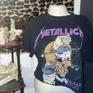 Svart Metallica t-shirt - Klippt vid magen, annars orörd o i bra skick!
