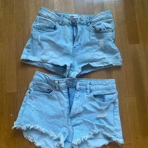 Ljusa jeansshorts med fransar - Två par ljusa jeansshorts med slitna detaljer och fransar. Perfekta för en avslappnad sommarlook. De har klassisk femficksdesign och knappgylf.
