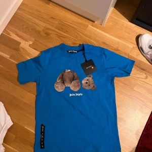 Palm angels T-shirt oanvänd - Helt oanvänd tag och allt är med. Kan mötas Stockholm eller fraktas.        Storlek S.                                                      (Nike, Palm angels, Jordans, adidas hypebeast, sommarkläder)