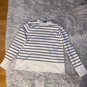 Vit och svart randig tröja från Zara - Säljer en stilren vit och svart randig tröja från Zara. Tröjan har långa ärmar och en klassisk rund halsringning. Perfekt för en avslappnad och trendig look. Passar bra till jeans eller kjol. 🖤🤍