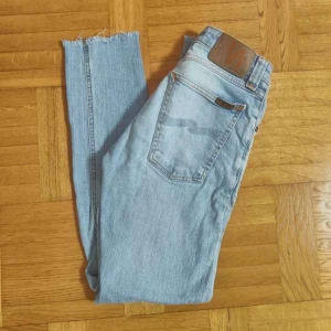 Nudie Jeans - Fina ljusblåa Nudie jeans för kvinnor utan skador/slitage. Tillverkad i Italien. Modellen heter Skinny lin. Storleken är Waist 25 - Lenght 30. PRIS KAN DISKUTERAS!