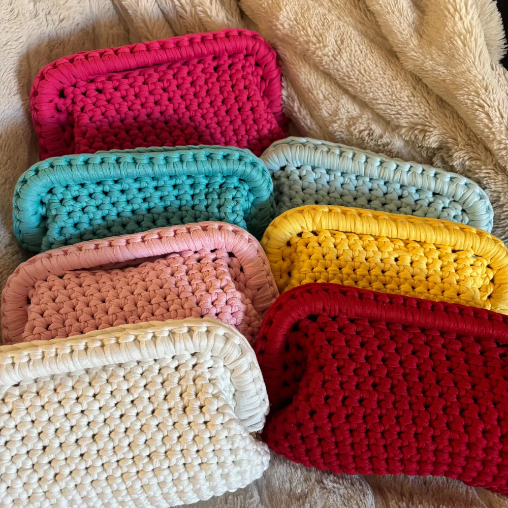 Gör handvirkade clutch/handväskor! Har massor av olika färger på garn om man vill ha en specifik färg! Varje väska har ett eget inlägg där man kan köpa dem direkt 💕. Laukut & Käsilaukut.