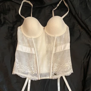 Elegant vit korsett - Length: 37cm Waist: 33cm x2 Cup: ↕️ 14cm ↔️ 17cm